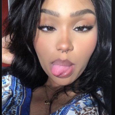 nell0ushe's profile picture. 