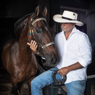 ArgiroCasta888's profile picture. Carpintero de profesión, campesino de corazón, enamorado de mi negra y más Uribista que un putas.