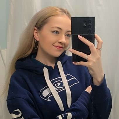 _shelbie97's profile picture. ⚽️🤍 🏀💚🦌 🏎🧡 🏈💙💚