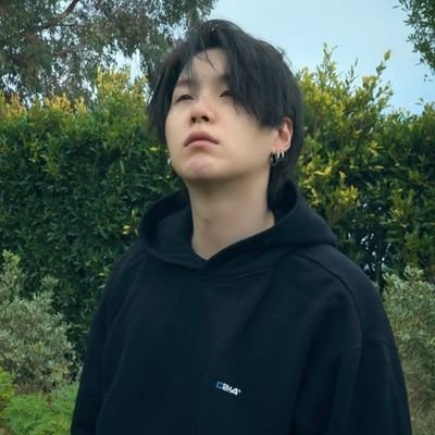 luzreud's profile picture. written by yoongi