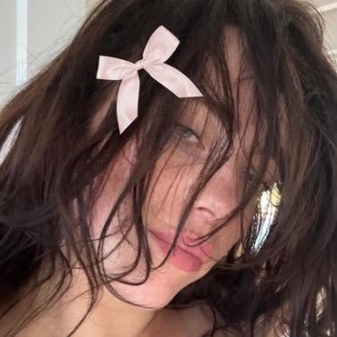 dollybils's profile picture. professional fan girl