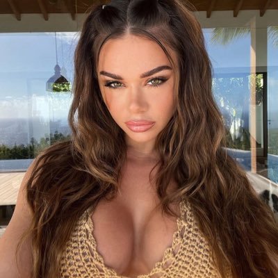 chloemartins122's profile picture. Good and happy