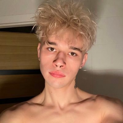 koufreels's profile picture. Back without noise. Body. tension. presence.