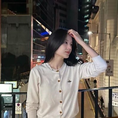 cpajeti's profile picture. 📝 ──── studying in comfortable silence where deadlines, daydreams, and youthful focus blur together into a routine she doesn’t yet realize she’ll miss.