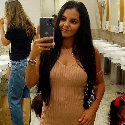 RayOliveeira18's profile picture. Ela prossegue com um sorriso no rosto e com fé no coração. 💫💕