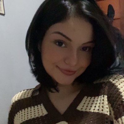 _lypriss's profile picture. Tenho raízes, mas sou fluida. Toda dourada, fluindo…