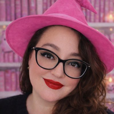 luvstruckgirly's profile picture. 📖 Romantasy & romance blogger ☕ Cozy • self-love • books