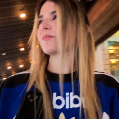 laraagg_'s profile picture. 