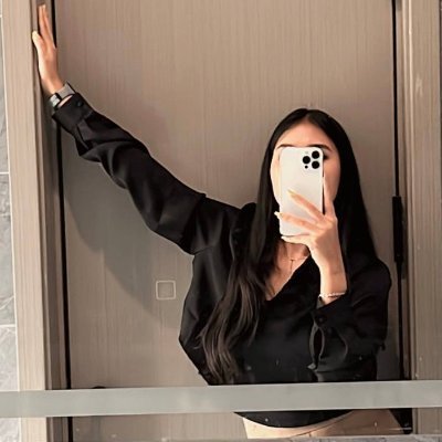 SchramIsa's profile picture. 📚 Book lover | ☕ Coffee addict | 🌙 Night owl