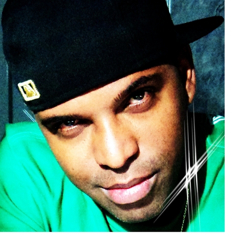 Fabiosoul cantor, compositor e produtor destaque no R&B
 nacional, iniciou sua carreira em 95 etc.....