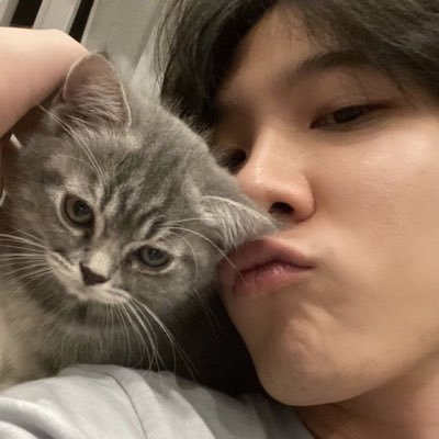 553est's profile picture. sea tawinan in glasses