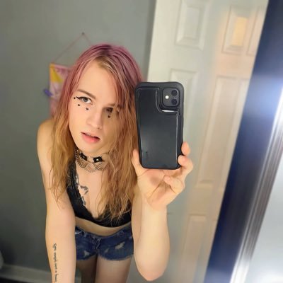 CreamsSara8886's profile picture. A girl….. but not just that 🏳️‍⚧️