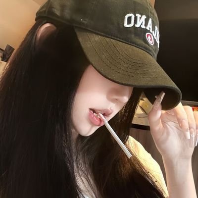 platicnum's profile picture. Elegance in simplicity, strength in softness. A mind full of dreams, a heart that chooses calm, moving forward at my own beautiful pace.