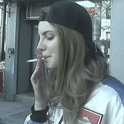 kupimok's profile picture. ☆⋆｡professora, taróloga, fumante e casada com o bambam do got7𖦹°‧★