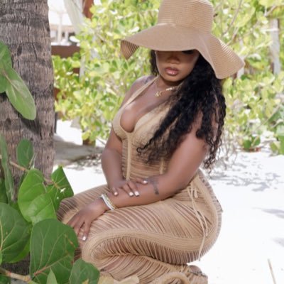 Theerlnia's profile picture. 