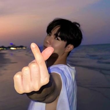 cwrinzp's profile picture. only bangtan and zeenunew. 🏳️‍🌈