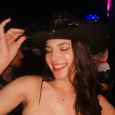 jujumistoquente's profile picture. Written and directed by Taylor Swift. A garota Capricho dos anos 2000 não envelheceu! Viciada em comer bem e board games