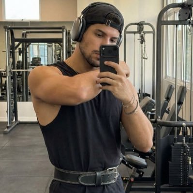 lorenzomega_'s profile picture. one day, i am gonna grow wings 🪽