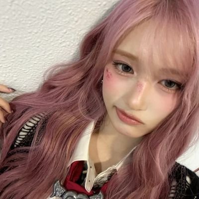༊*·˚𝐬𝐨𝐟𝐭 𝐜𝐨𝐩𝐲' ─ ✾ a girl whose born with a ᥴhᥱᥱrfᥙᥣ smιᥣᥱ and has a astonishing visual, her voice will make her your favorite girl.