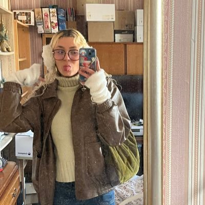 stlkrIie's profile picture. always an angel never a god🌷🦢🪩🪆