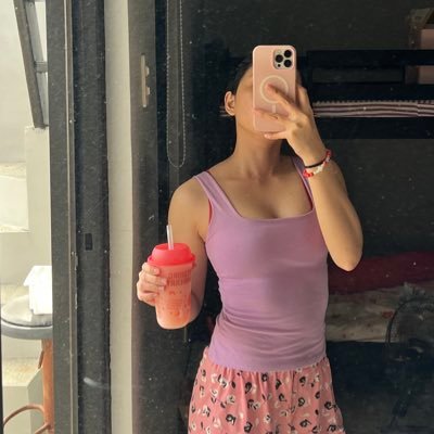 imjuztadoughnut's profile picture. Underneath the surface, I’m finding pieces of myself I never knew existed 💭