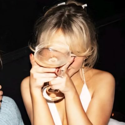 sw33tlemonpie's profile picture. chronically online