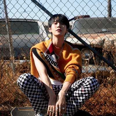 cosmicluviess's profile picture. 