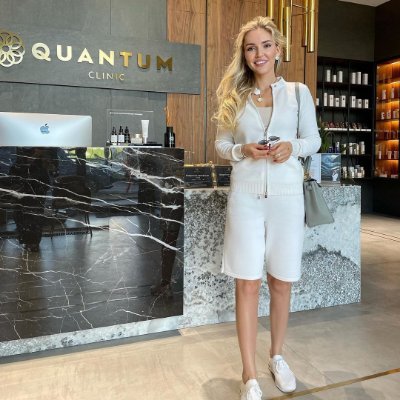 Winnie2zi900's profile picture. I love the stretching of yoga 🧘‍♀️, the gentle buzz of red wine 🍷, and above all, the freedom of being myself.

Earning money, watching movies 🎬, working out