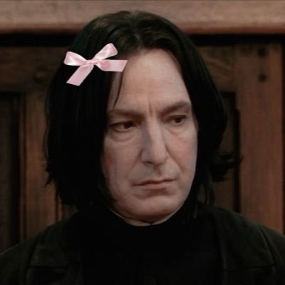 begooniloo's profile picture. یه فیزیک خونده‌ای که زبان تدریس میکنه ولی استعدادش تو نقاشیه