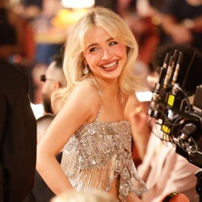 Mirramiramirror's profile picture. the otter that criticizes everything it sees   ̟⊹ | Rosé, Sabrina Carpenter, Miley Cyrus y Bad Bunny son familia.