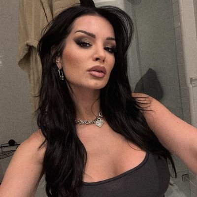 cIeozita's profile picture. ༘ 𓂃✦ mãe, latina, diva, e cabeleireira.   ༘  𓂃  ✦ ⭒