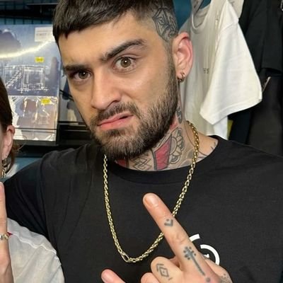 almendrasyyo's profile picture. el gorrrrrrdo viene a la argentina loco 🌺