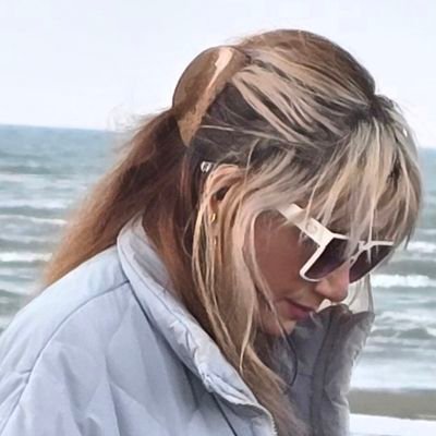 darya527's profile picture. عاشق رالی،جاده با سرعتش... من اشک چشم مادرهای داغدارم...دریا؛ دختری که از ۱۲ سالگی شروع کرد به نویسندگی داستان‌های واقعی جامعه