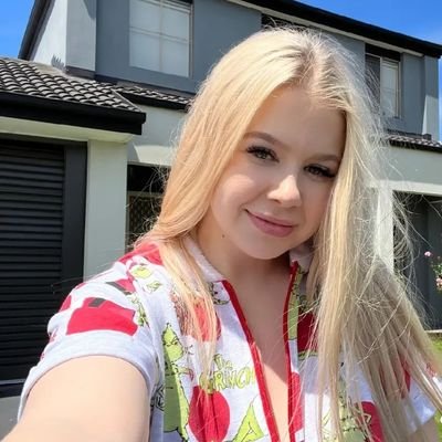 Emily074100's profile picture. Time spent we never come back to you, soo value your time🇺🇸