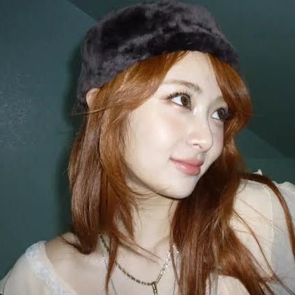 yunjinsbloom's profile picture. #1 fearmoa

– music, books & iced tea lover