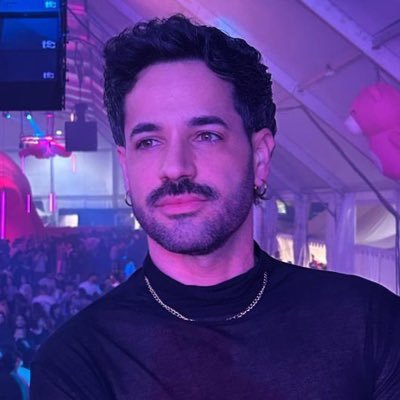 bajo_manhattan's profile picture. y abrazarte a quien te abrace y a quien no te abrace pues no te abrazas y punto.