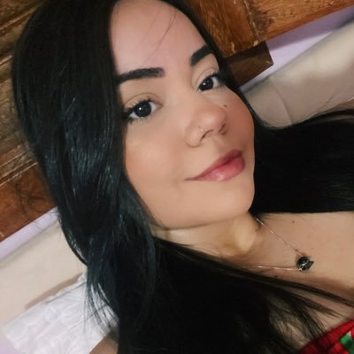 guerrathaynara_'s profile picture. her aura is made of poetry, roses and galaxies.