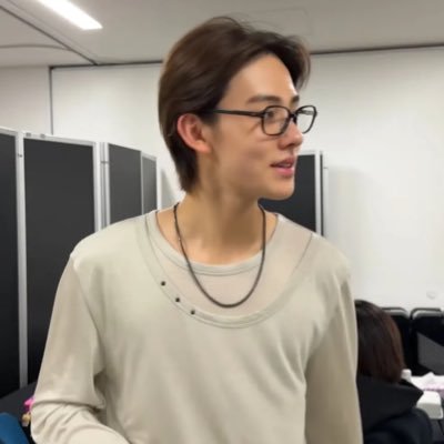 eomparkz's profile picture. seonghyeon’s evil twin, martin’s weird sidekick #crayonenthusiast