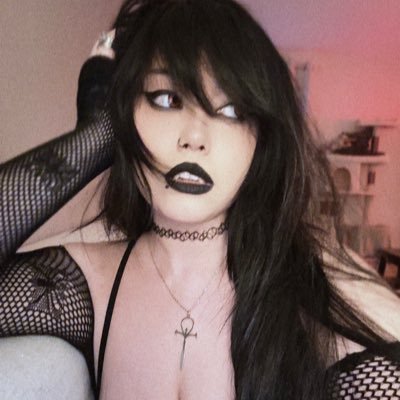 cruxxLxst's profile picture. @cruxlust alt || a smoked out cruel woman || a bat living amongst mortals || shapeshifter || twitch streamer