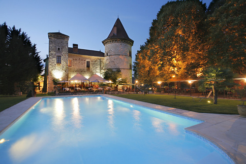Dans un écrin de verdure, 45min de Lyon 1h de Grenoble. Un Château idéal pour vos réceptions, mariages, séminaires et vacances.