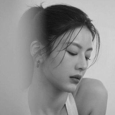 Yuonjpng's profile picture. Obsidian hair, molten eyes, lethal elegance.