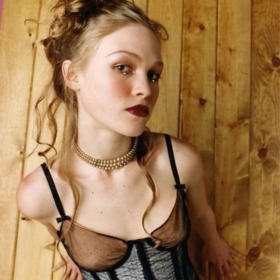 abrilasaya's profile picture. a bit fruity