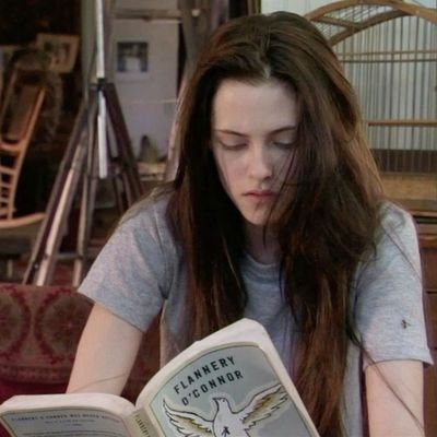 noenaaniaa's profile picture. pembaca buku dan penikmat kopi 📚☕️