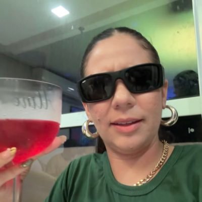 alinehollanda21's profile picture. aqui temos surtos e besteiras. 👍🏼 #BolsonaroNaCadeia