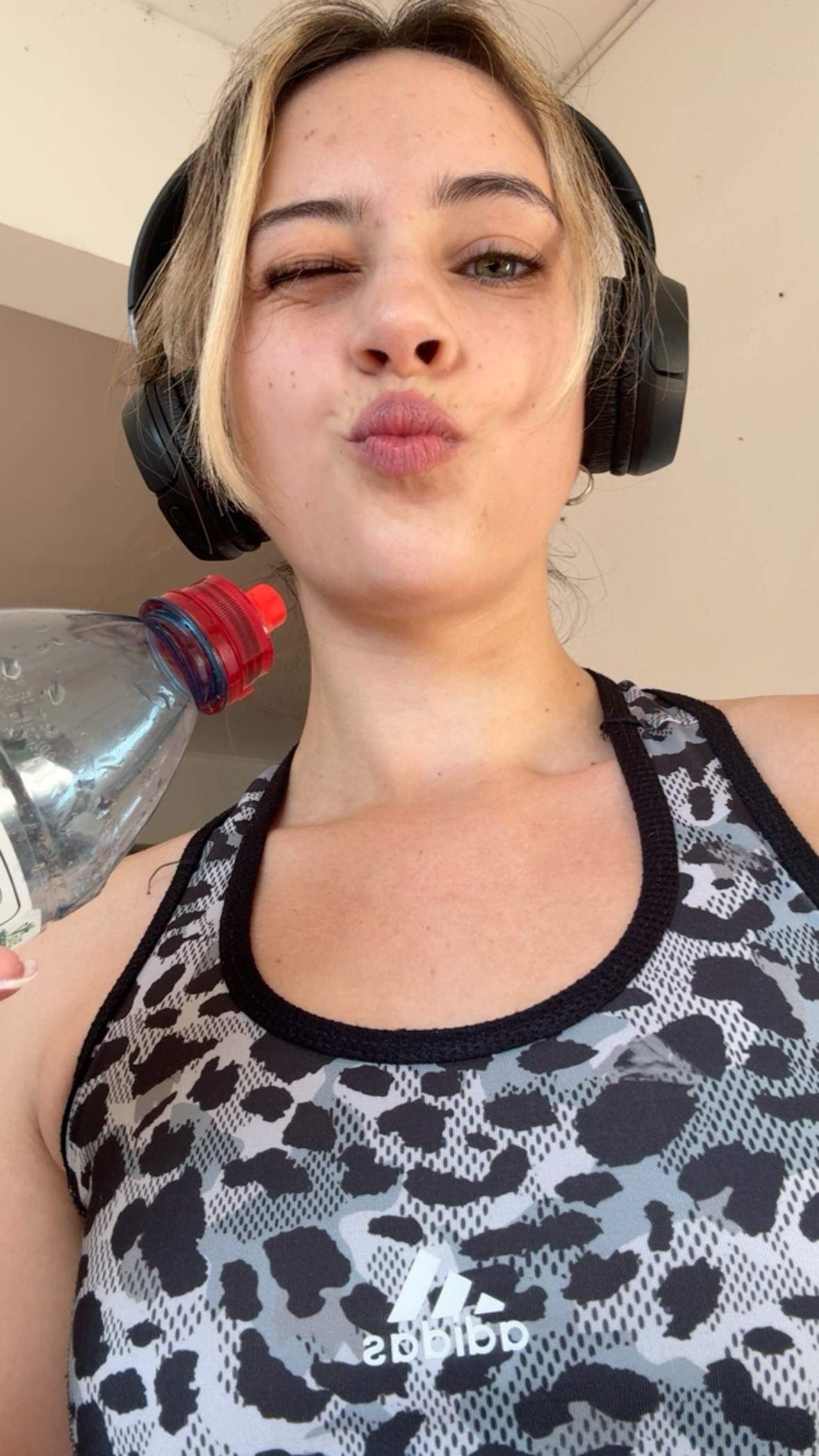 RobertsTim43360's profile picture. sometimes my brain freezes like i have tooo many apps openn, DM me to reboot