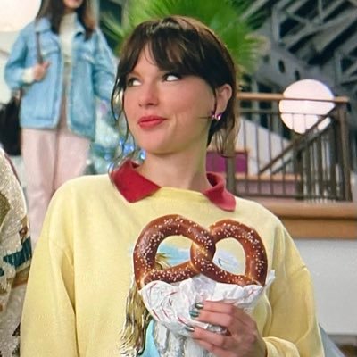 ilookedtothesky's profile picture. taylor said we took her breath away