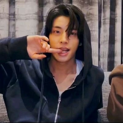 daisy_muezza's profile picture. Casual listener🎧
Engene🐈‍⬛ & Coer🐢