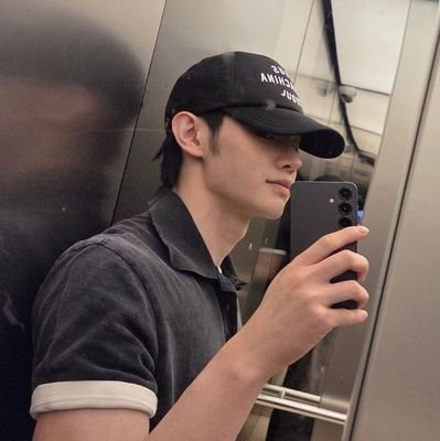 destroyhisides's profile picture. currently fucking dead boys