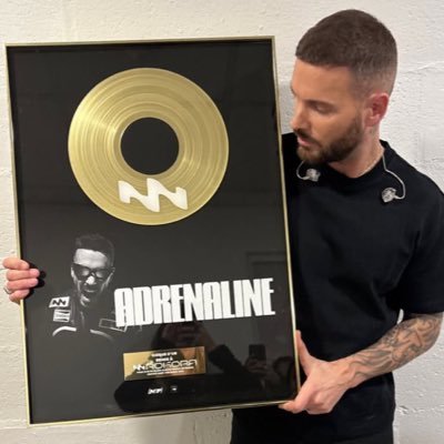 J_u_s_t_i_n_e_M's profile picture. « Ne laissez personne vous dire que c’est impossible » @MPokora ❤️ « Mille fois » est disponible sur toutes les plateformes 🫶🏻