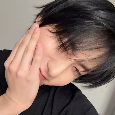 SUNGIE5TAR's profile picture. “우리 여덟 명 뭉지면 살고 흩어지면 죽는다.”